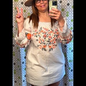 Free people mini dress with pockets, decorated with coral and gray embroidery.